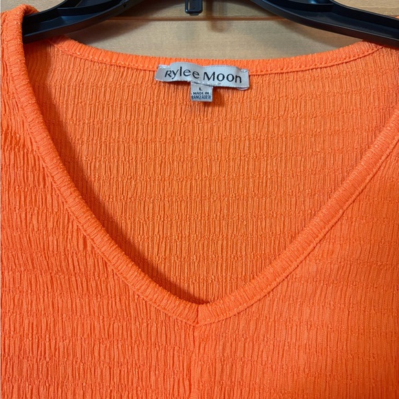 Rylee Moon NWOT Beautiful Vibrant Orange V-Neck Twist Blouse. Size Large - Picture 3 of 6